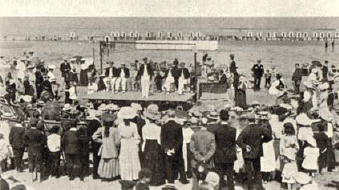 A group of travelling pierrots on an unidentified beach on Englands east coast - photo 3