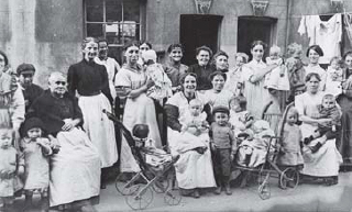 Globe Yard Heigham Street about 1916 Women and children dressed in their - photo 7