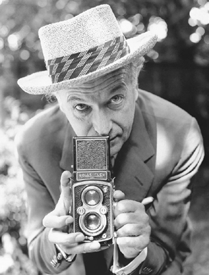 Cecil with his Rolleiflex ACKNOWLEDGMENTS The creation of these diaries proved - photo 3