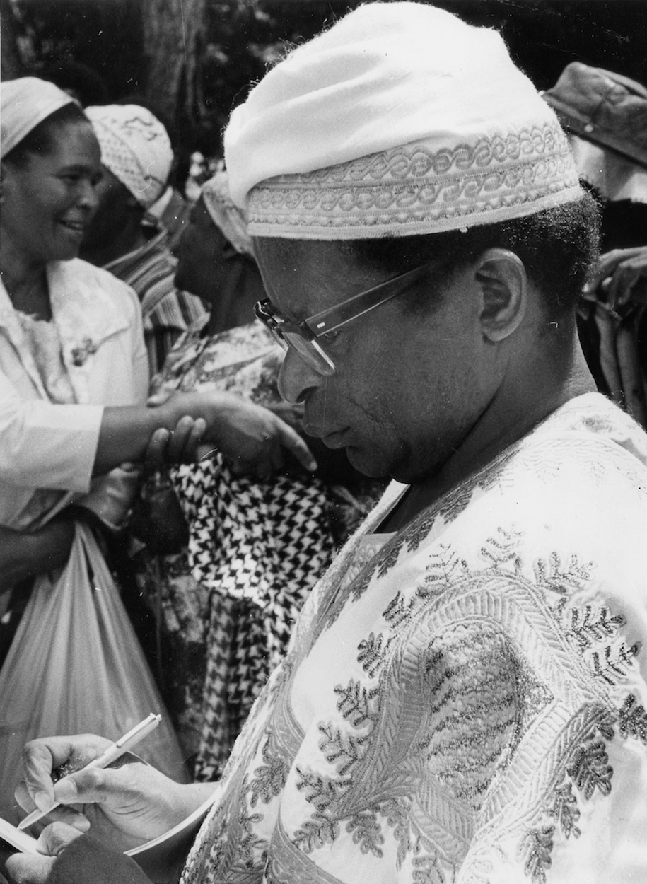 23 Bishop Abel Muzorewa electioneering 1979 24 Robert Gabriel Mugabe He - photo 23