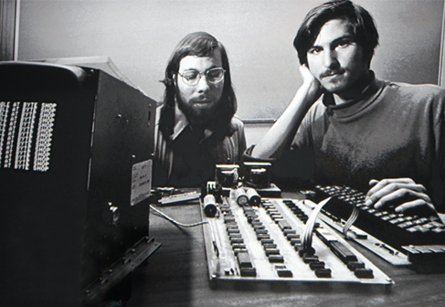 Jobss friendship with Steve Wozniak left had a powerful influence on his - photo 5
