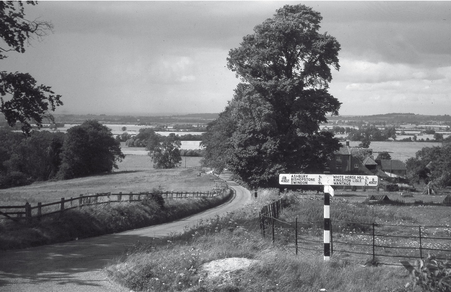 Signpost over the Vale in 1965 HO VAUGHAN CHAPTER 1 The Route through - photo 5