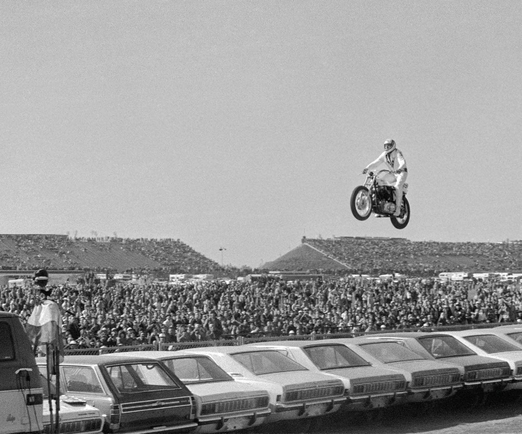 Evel Knievel successfully jumped over 19 cars on February 28 1971 at Ontario - photo 3