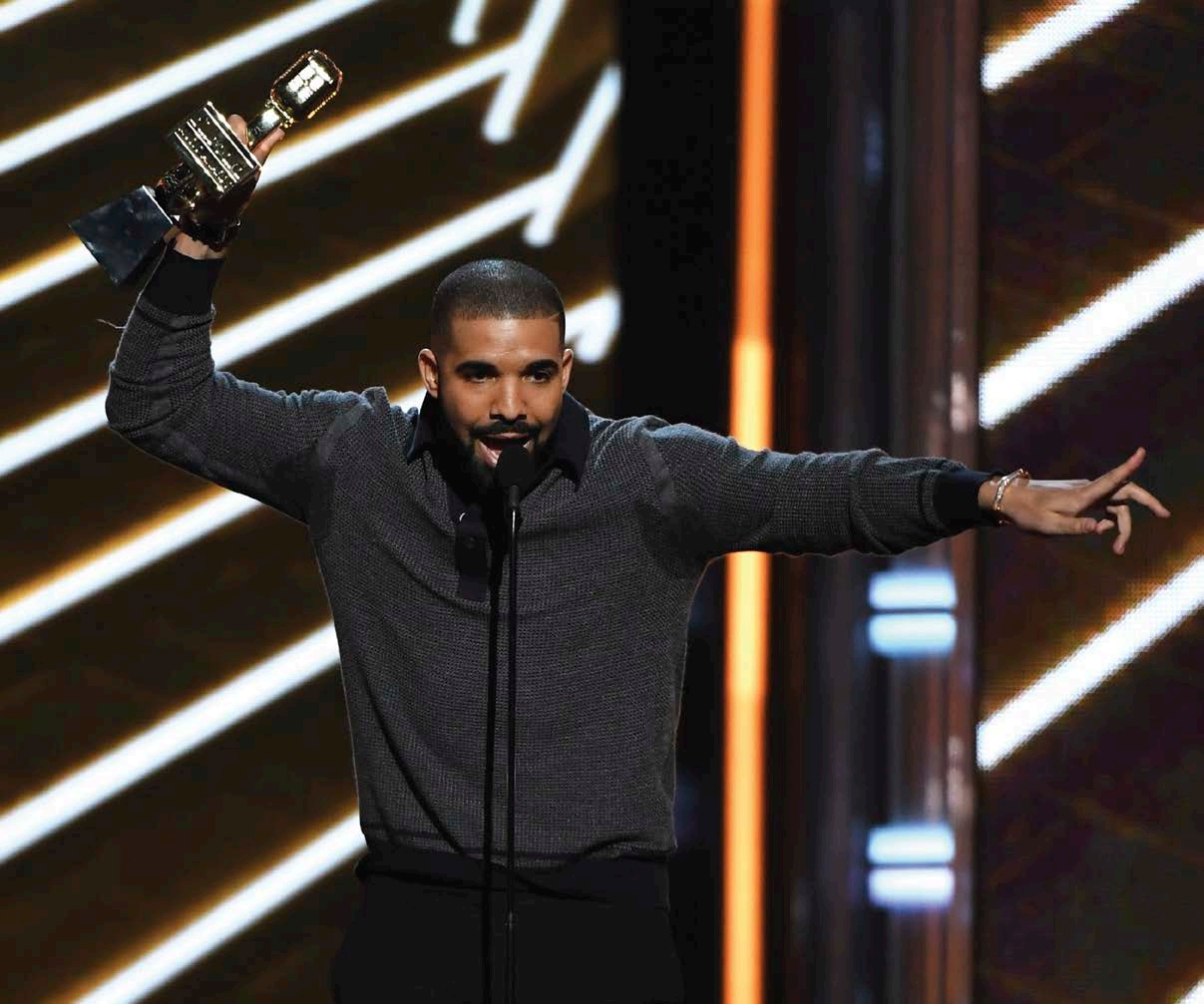 Drake wins a Top Billboard Album Award for Views in 2017 ANOTHER HIT ALBUM - photo 8