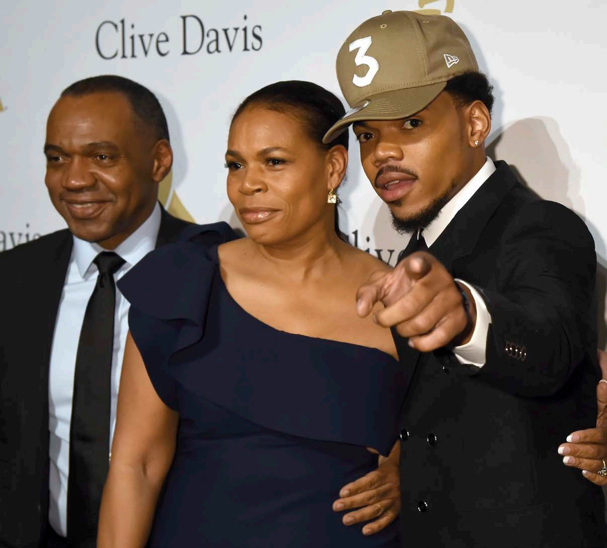 Chance the Rapper poses with his parents Ken and Lisa Bennett at the 2017 - photo 3