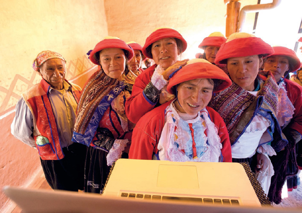 Weavers of Patabamba marvel at seeing their photographs on computer - photo 5