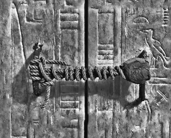 The unbroken seal on Tutankhamens shrine photograph by Harry Burton Also by - photo 3