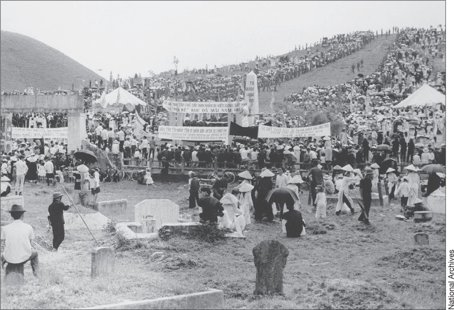 South Vietnamese citizens and officials observe funerals for victims of the Hue - photo 18