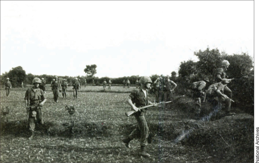 Marines from company E 2nd Battalion 4th Marines move out from Landing Zone - photo 3