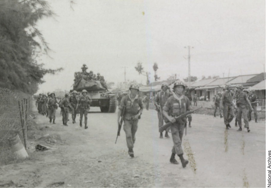 South Vietnamese armored units enter Da Nang to suppress the Struggle Movement - photo 9