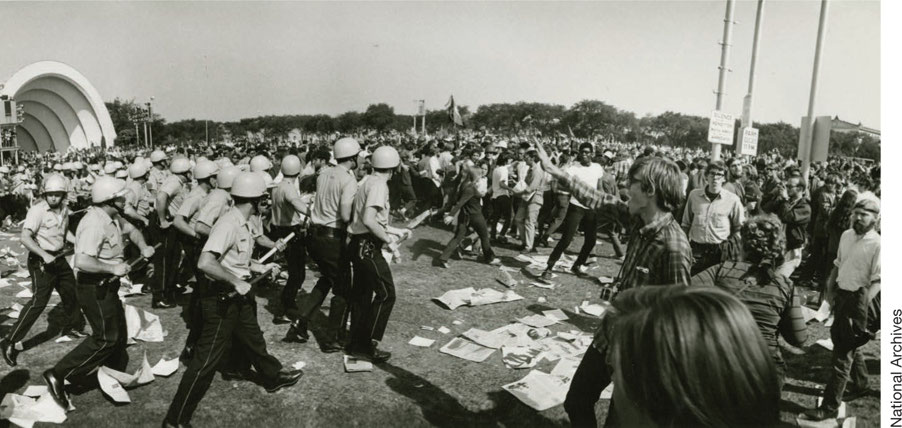 Protesters clash with police at Chicagos Grant Park during the Democratic - photo 22