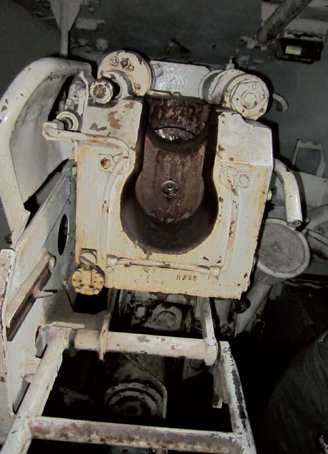 The end view of the 88-mm gun shows the breech assembly and vertically sliding - photo 11