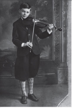 Irving Horenstein playing the violin c 1930 He enjoyed the instrument and - photo 5