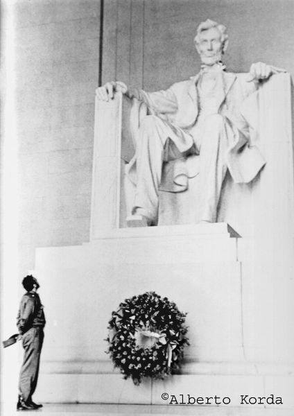 Fig I1 Korda Alberto Daz Gutirrez Fidel Castro at the Lincoln Memorial in - photo 2