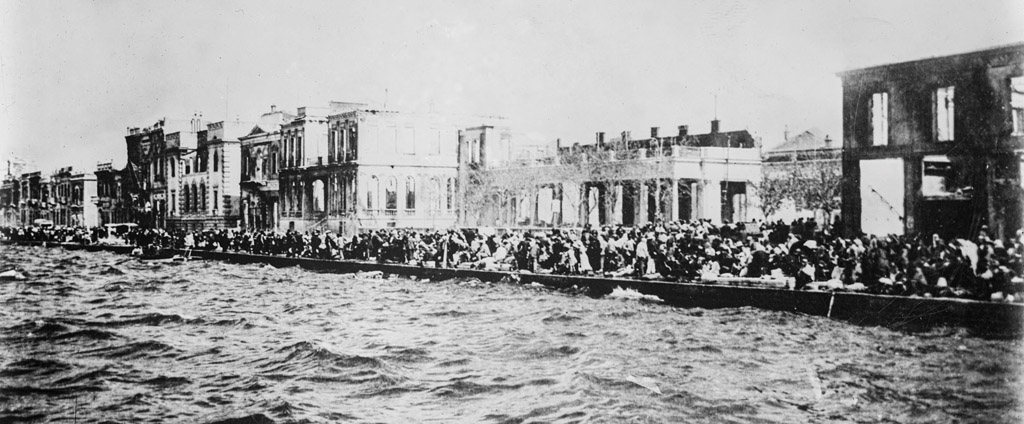 Masses of refugees fleeing a burning Smyrna September 1922 Refugees from - photo 22