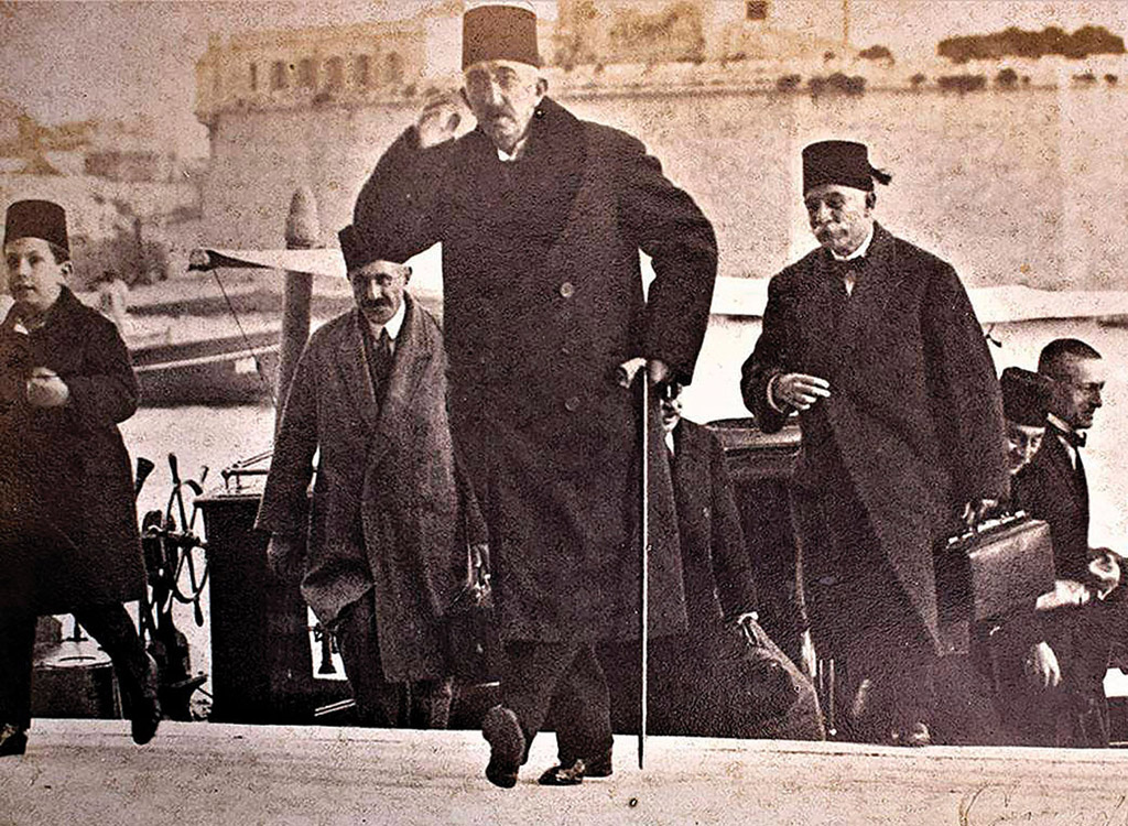 Mehmed VI arrives in exile in Malta November 1922 The celebration of the - photo 27