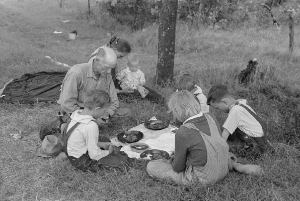 This migrant family shares a noonday meal on an Oklahoma roadside in 1939 - photo 3