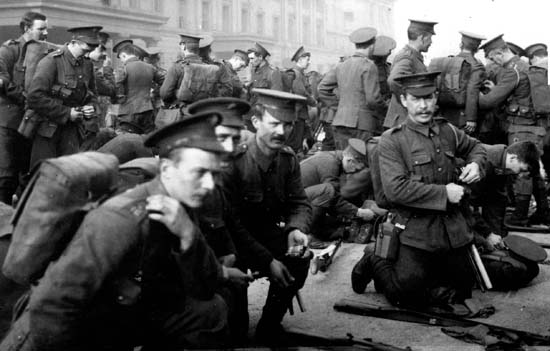 3 Irish Guardsmen preparing to leave Wellington Barracks en route to France - photo 5