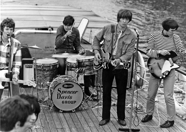 The Spencer Davis Group performing When I Come Home on the Thames from The - photo 5