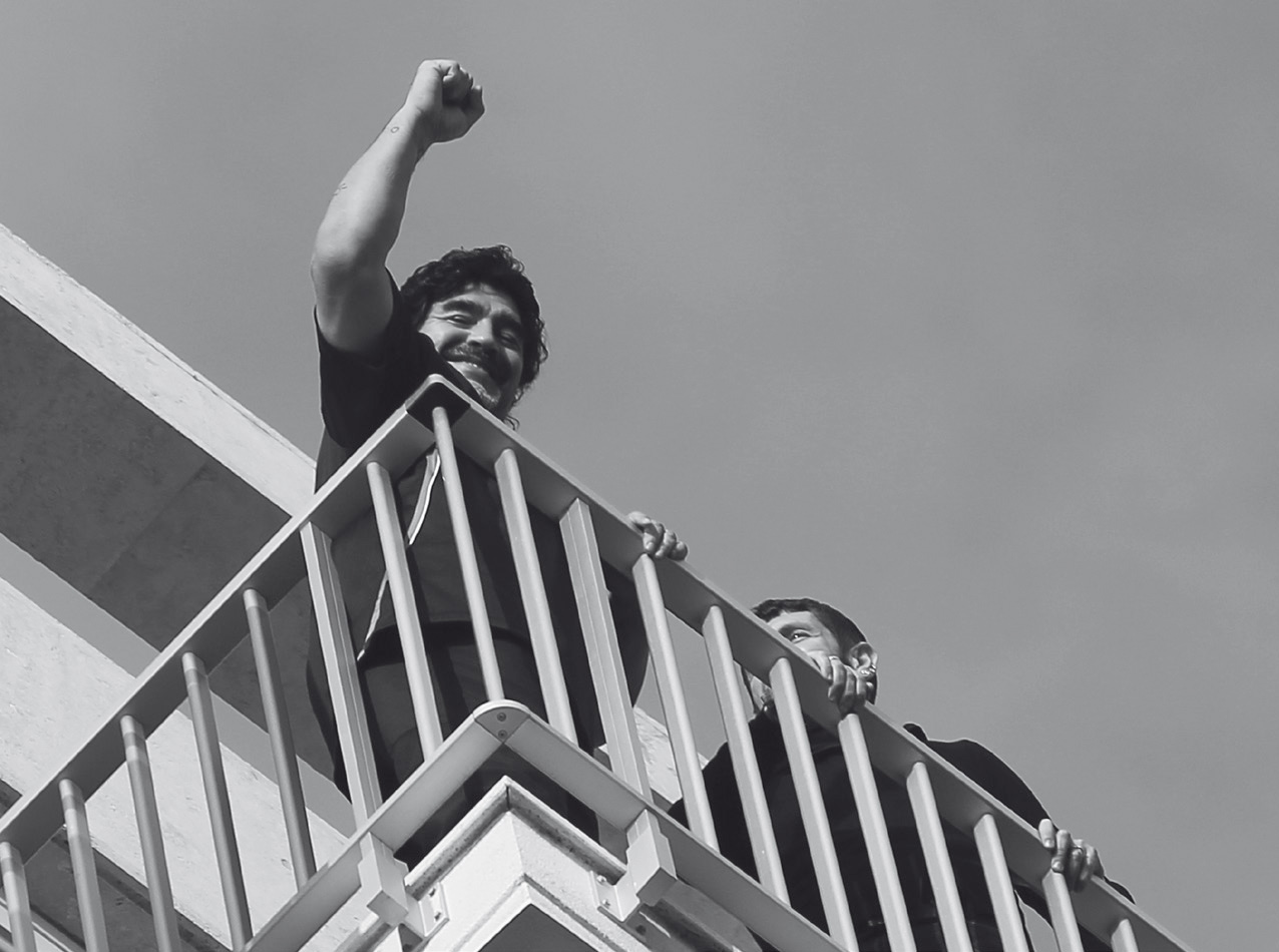 The hero greets his fans from the balcony of the Vesuvio hotel in Naples 25 - photo 19