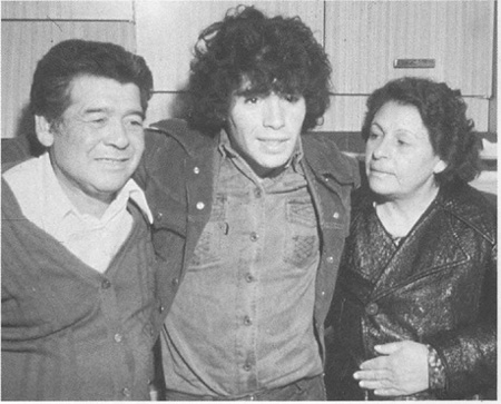 With his mother Tota and father Chitoro Naples San Pablo stadium 1984 - photo 5