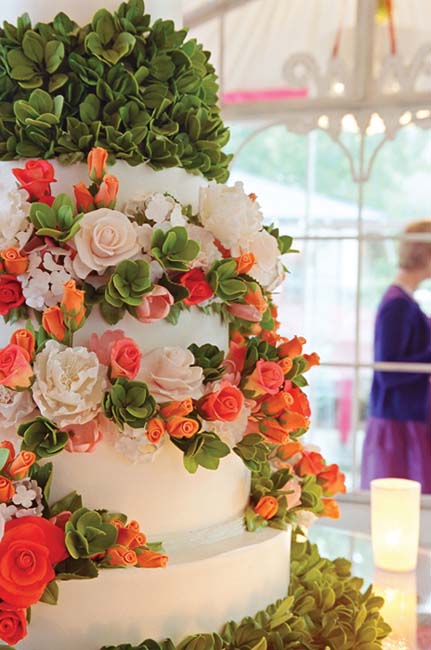 Boxwoods-and-flowers cake by Sylvia Weinstock Father of the bride peeping - photo 4