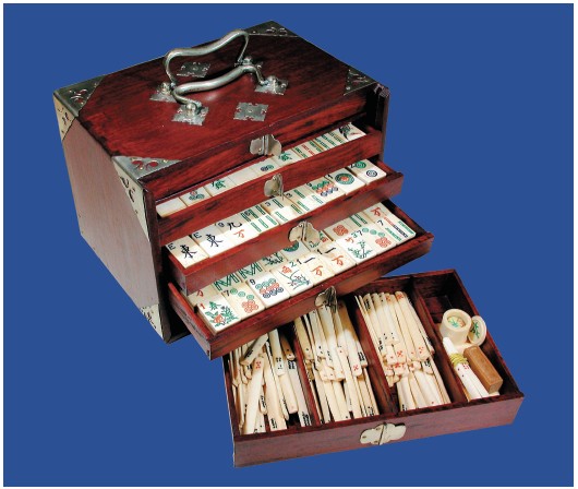 An antique mahjong set with five drawers containing the tiles and accessories - photo 2