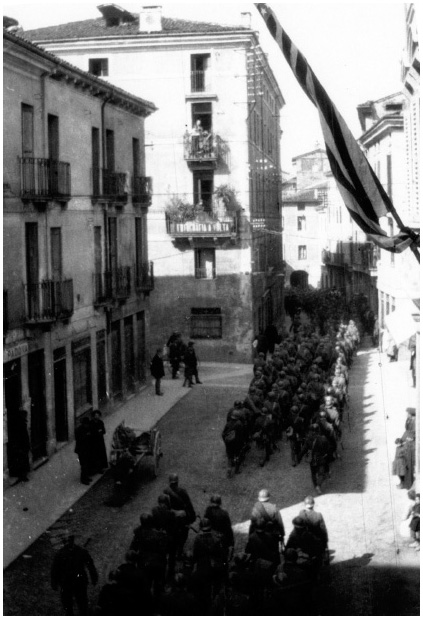 Italian troops marching past the Red Cross Headquarters at Palazzo Pigatti in - photo 14