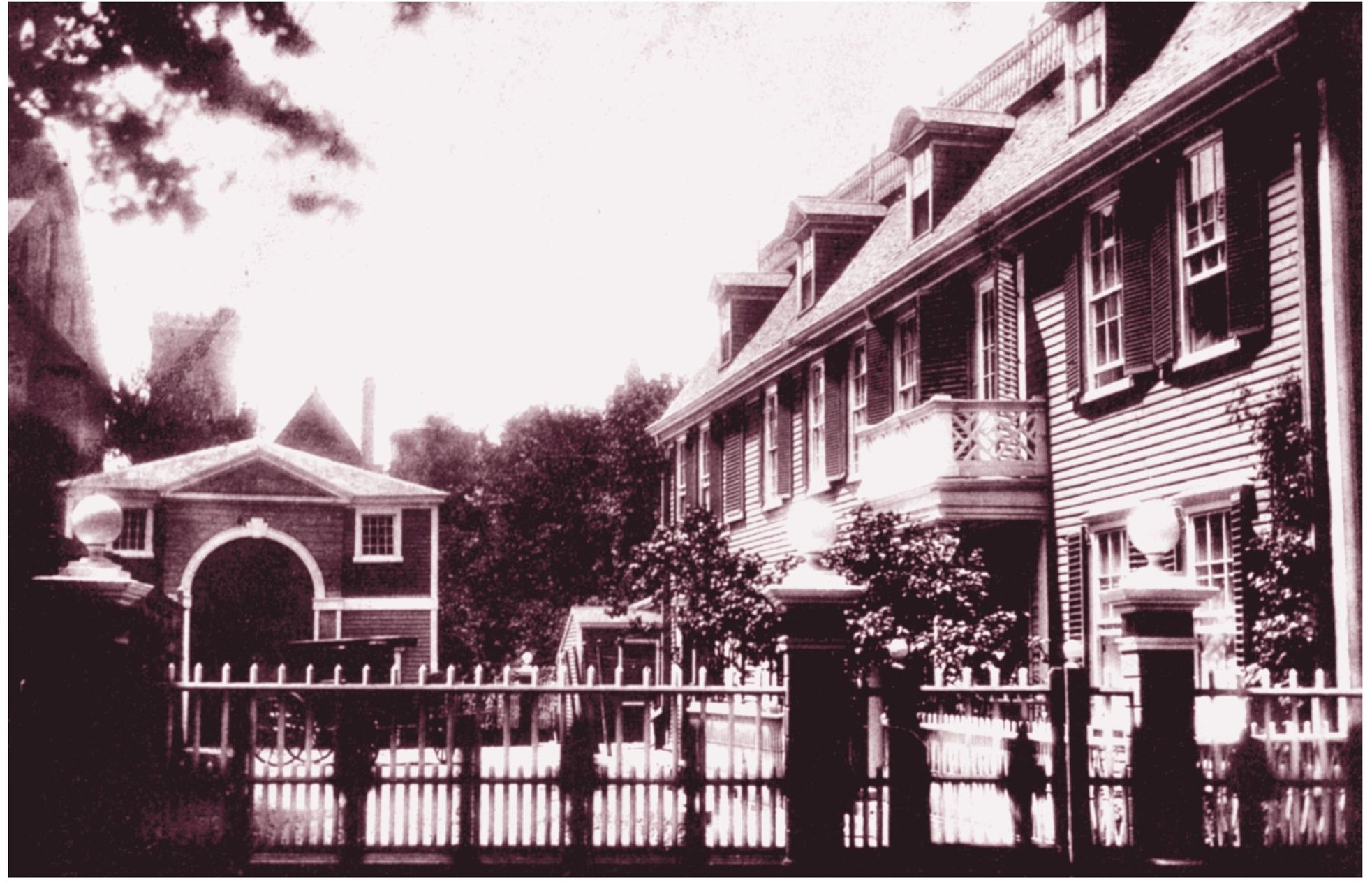 The Vassall-Gardner House was a large colonial mansion set in a garden bounded - photo 4