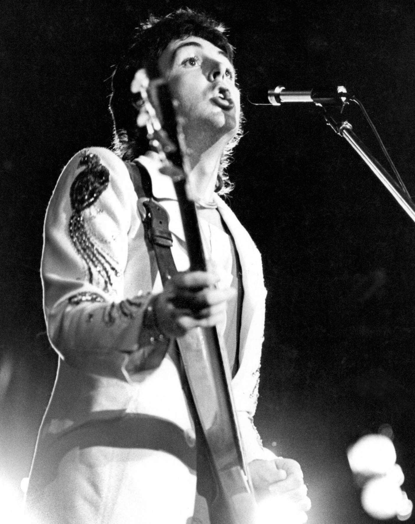 Paul McCartney onstage with Wings in Arles France July 13 1972 Joe Stevens - photo 2