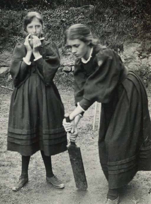 Writer Virginia Woolf left and her artist sister Vanessa Bell had an intense - photo 4