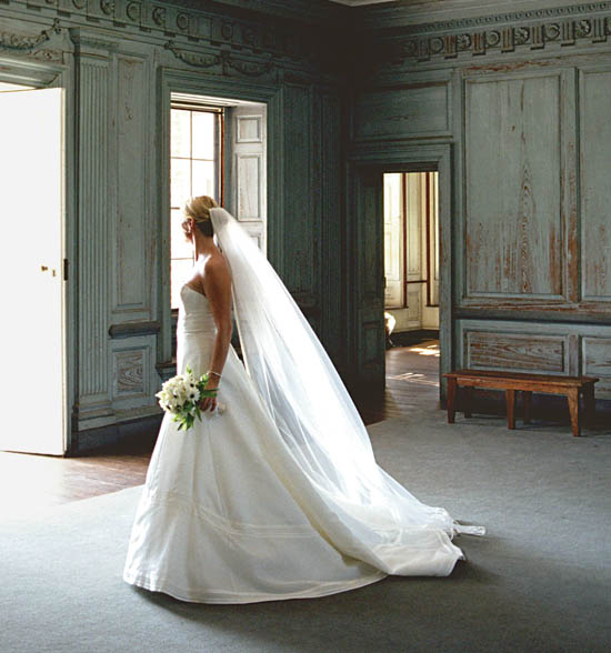 Jenny Hackenberg Keenan waits to walk down the aisle in the parlor of Drayton - photo 5