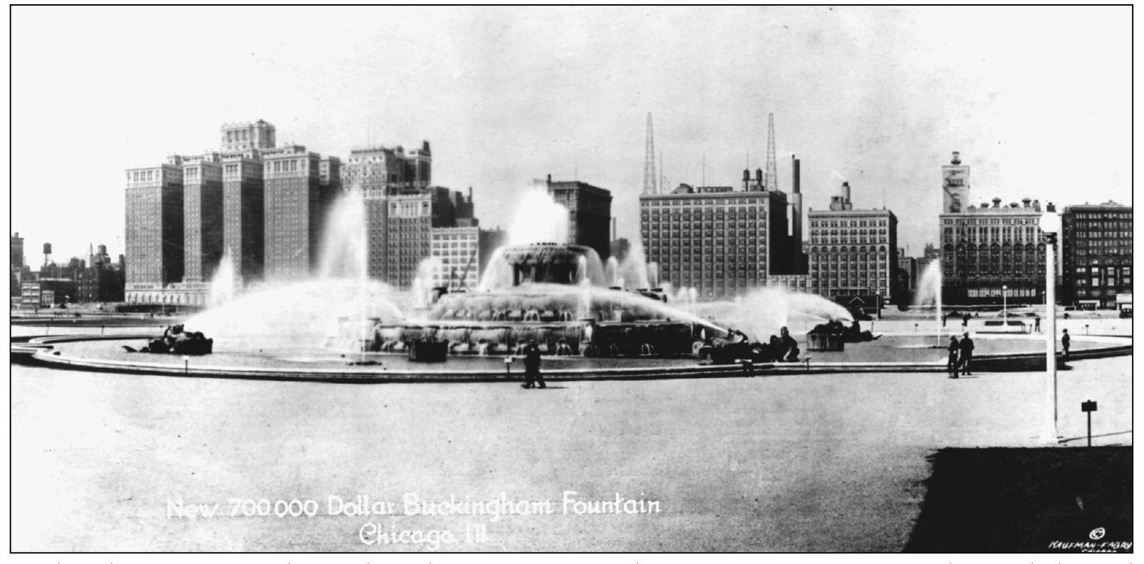 Buckingham Fountain located in Chicago east of Michigan Avenue in Grant Park - photo 9