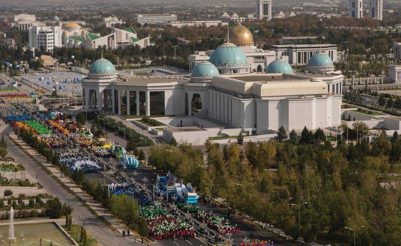 Crowds celebrate Independence Day outside of the presidential palace in - photo 5