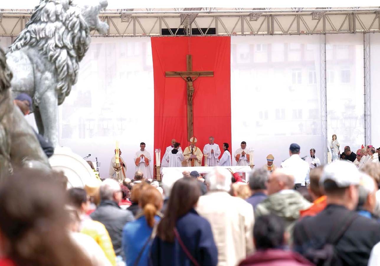 Pope Francis celebrates a Roman Catholic mass outdoors in Skopjes Macedonia - photo 7