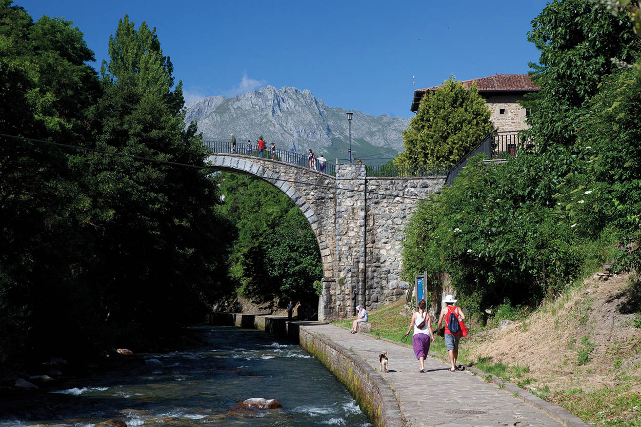 Picos de Europa These attractive mountains are easily accessible on a - photo 7