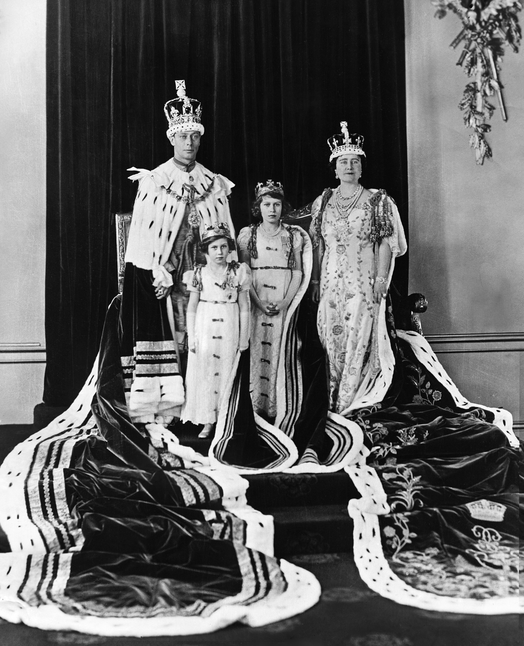 King George VI and Queen Elizabeth with Princesses Elizabeth and Margaret in - photo 2