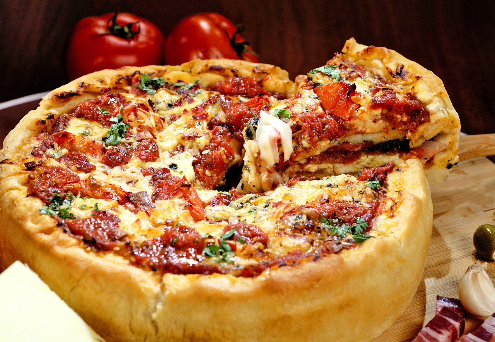 SHINYSHOTSHUTTERSTOCK Local Specialties Foremost is deep-dish pizza with - photo 15