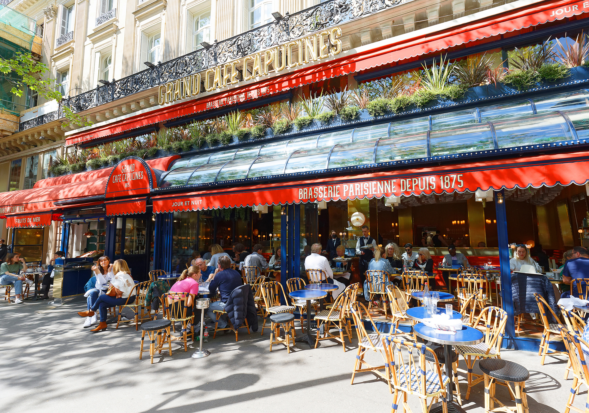 Paris Cafe culture PETR KOVALENKOV SHUTTERSTOCK Vzre Valley Prehistoric - photo 6