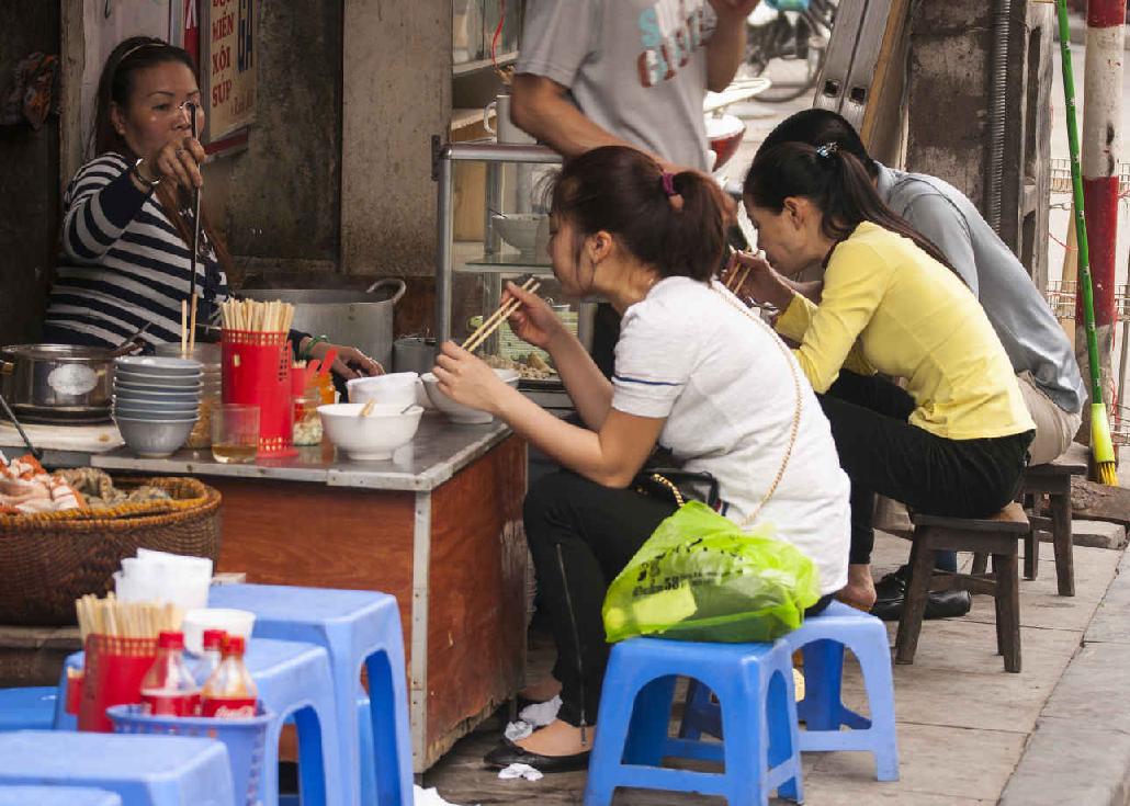 Noodle soup was very popular at that time in Hanoi It was a simple dish broth - photo 3