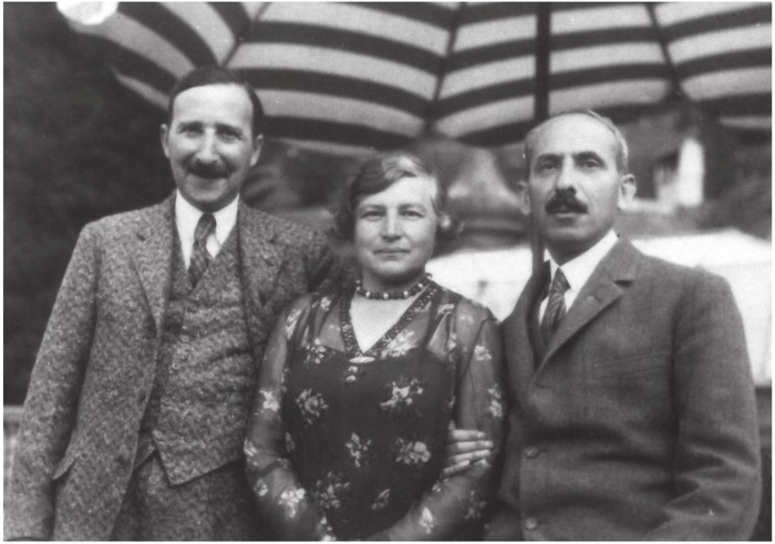 Stefan Zweig left with his first wife Friderike Maria and his brother Alfred - photo 2