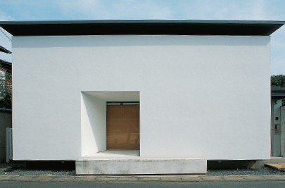 Cantilevers above and below make both the roof and the house itself appear to - photo 7