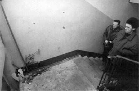 2 The aftermath of a murder in a St Petersburg stairwell late 1998 In the - photo 4