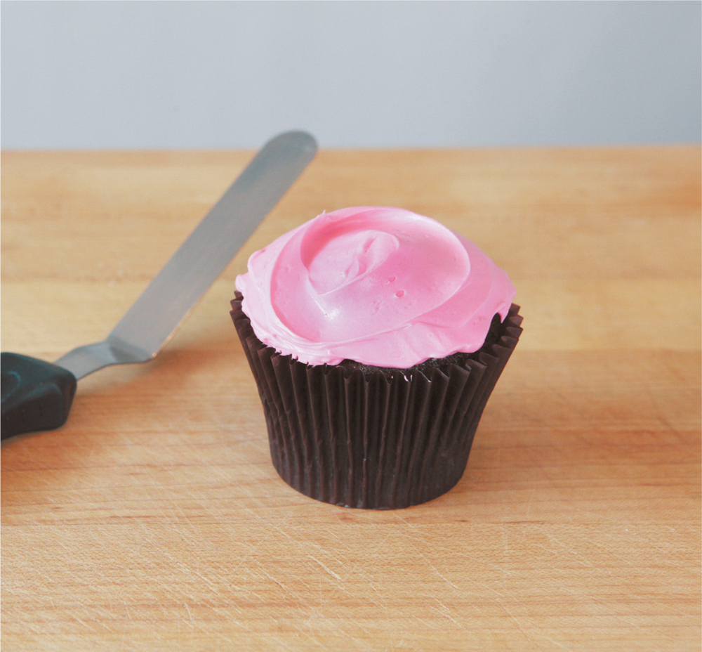 Tip Use an ice cream scoop to get a nice round dollop of buttercream on top of - photo 5