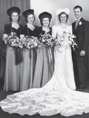 This bride and her bridesmaids are wearing Hollywood-inspired headpieces of - photo 1