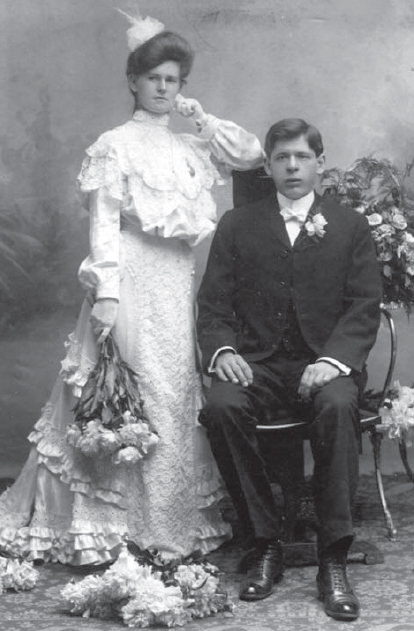 This bride wears a typical Edwardian-style wedding dress with its blousy front - photo 6