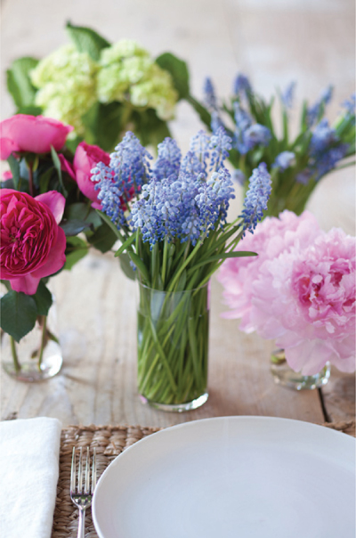 Make deconstructed bouquetslots of small vases with one type of flower in each - photo 4