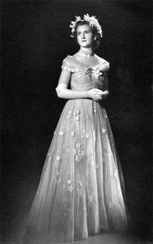 The author as a bridesmaid to Princess Elizabeth November 1947 Published - photo 1