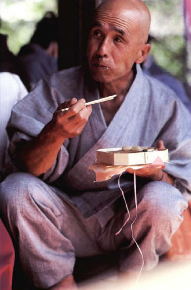 Everyone enjoys an o-bento box lunchfrom school children and businessmen to - photo 1