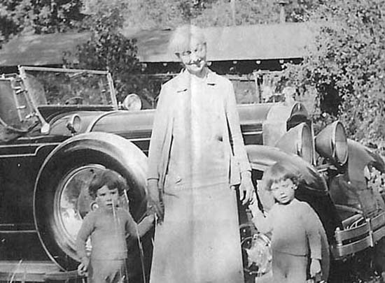 The Maybeck twins Cherry and Sheila with their grandmother Helena Van - photo 4